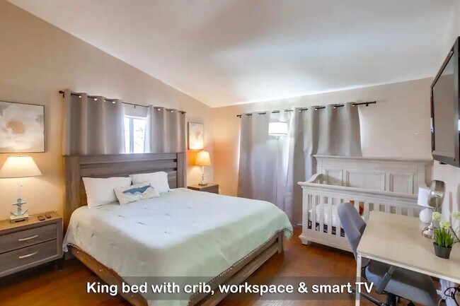 Relájate y recarga energías en esta cama king size tipo nube, con una cuna para tus pequeños. - 6434 Bullock Dr