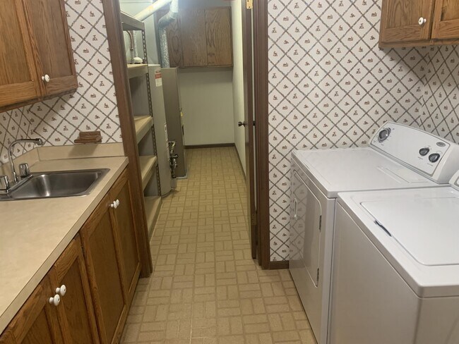 Building Photo - 502 S Forest Ct