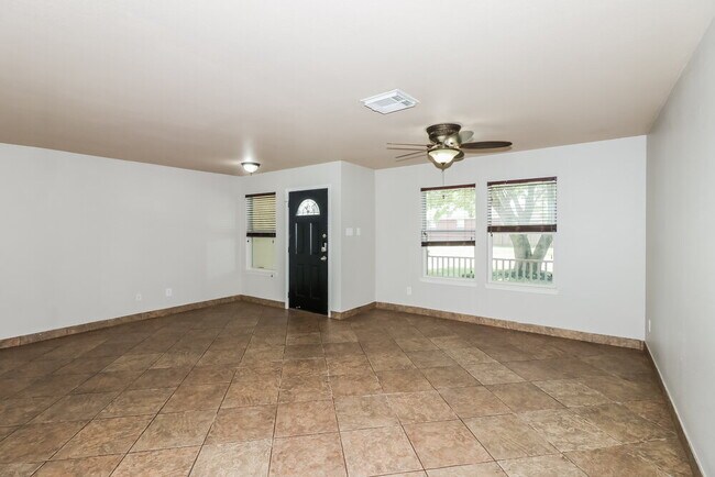 Foto del edificio - 5027 Oak Briar Ln