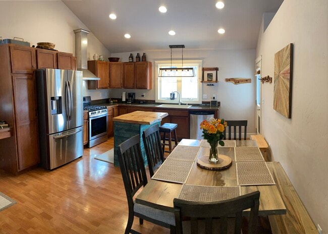 Building Photo - 527 La Brie Dr