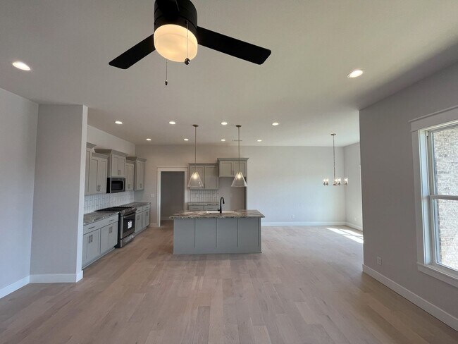Foto del edificio - Beautiful BRAND-NEW 4 bedroom, 2 bath home...