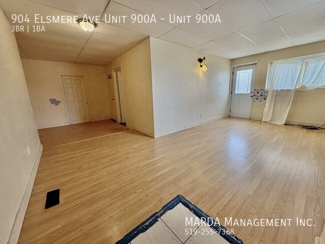 Photo du bâtiment - SPACIOUS 3BEDROOM/1BATH UNIT WITH LARGE LI...