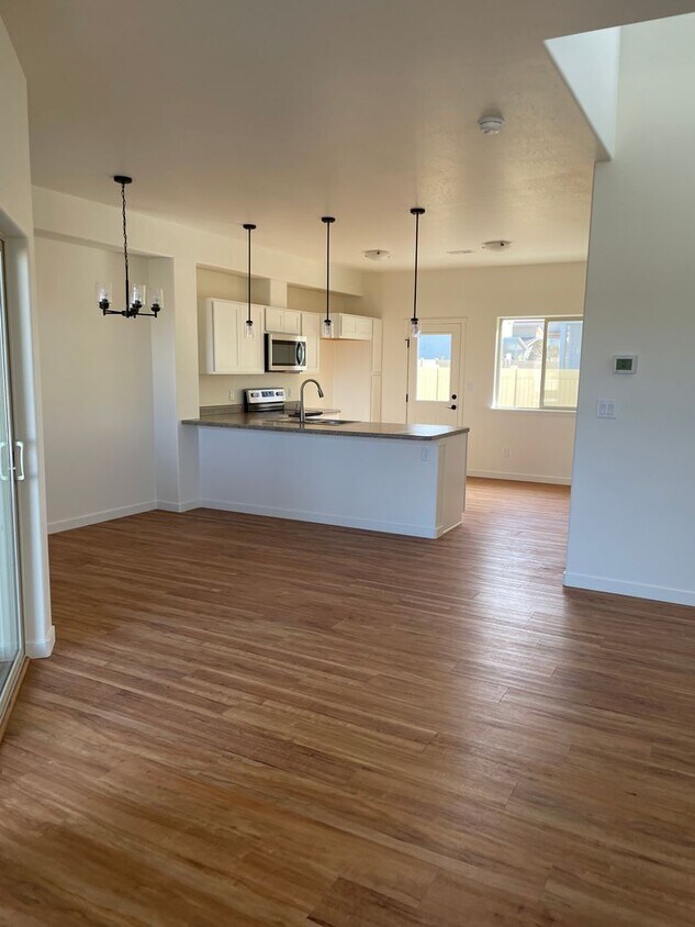 Foto principal - 3 Bedroom/2 1/2 bath, 2 car garage availab...