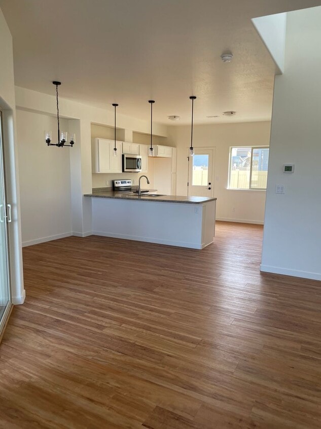 Primary Photo - 3 Bedroom/2 1/2 bath, 2 car garage availab...