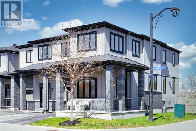 Building Photo - 569 Radiant Private
