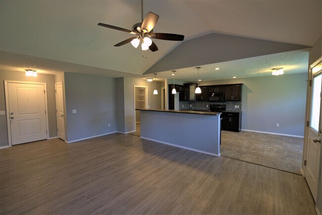 Foto del edificio - 4 Bedroom home with fenced backyard