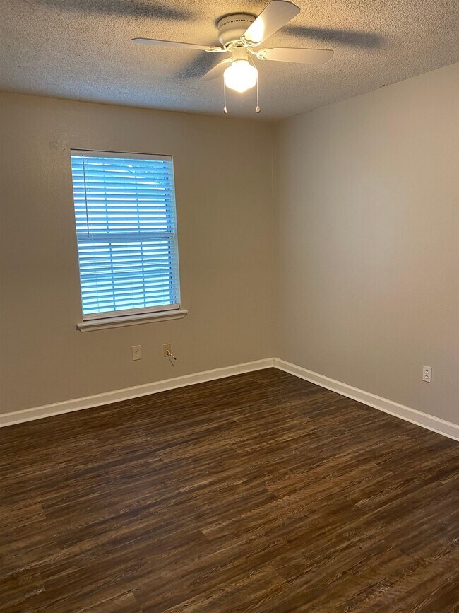 Foto del edificio - 2341 Garland Ct