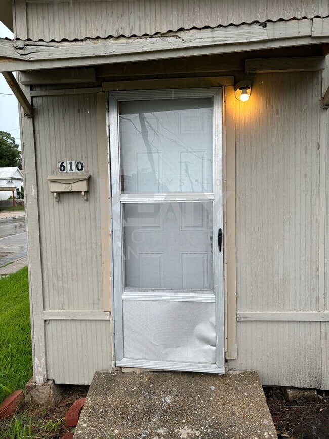 Building Photo - 3 Bedroom, 1 Bathroom House Now available ...