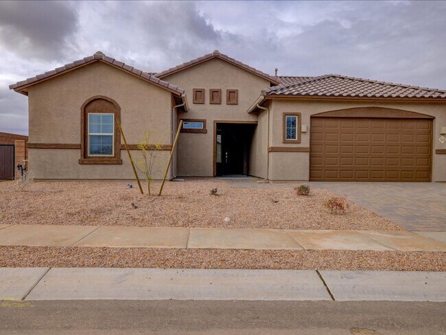Building Photo - 4 bedroom, 2 Bathroom