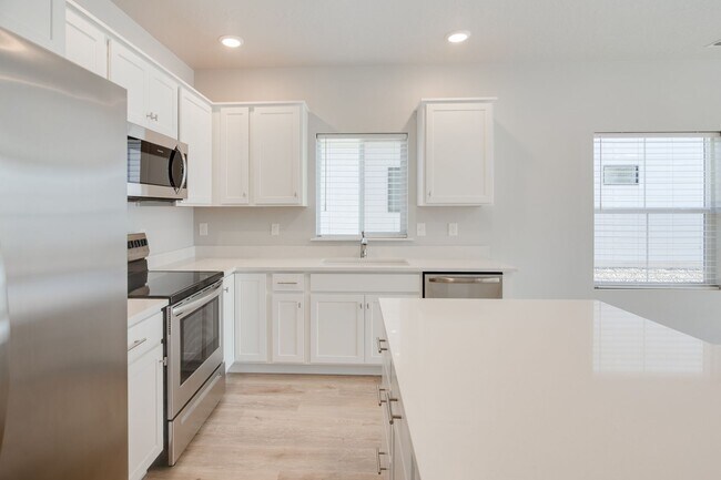 Foto del edificio - This gorgeous 3 bedroom, 2.5 bath townhome is 1440 square feet of HOME!