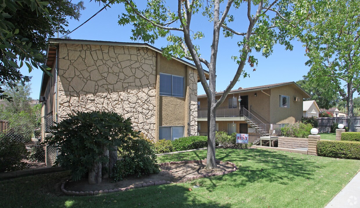 Primary Photo - 8104-8108 Golden Ave