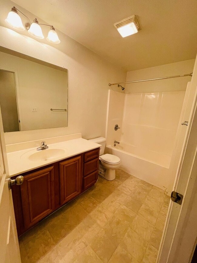 Building Photo - Great Duplex