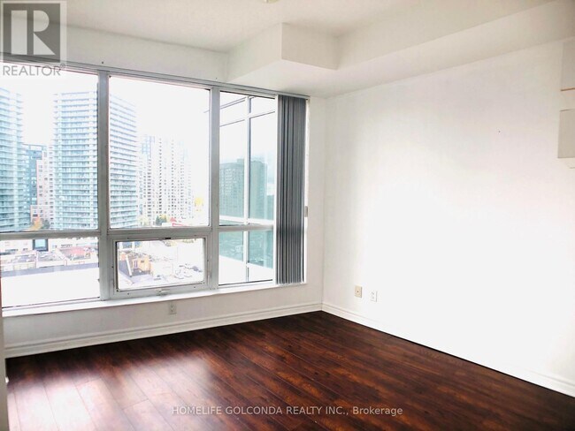 Photo du bâtiment - 18 Holmes Ave