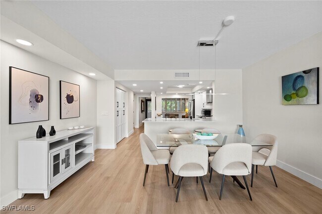 Foto del edificio - 6360 Pelican Bay Blvd
