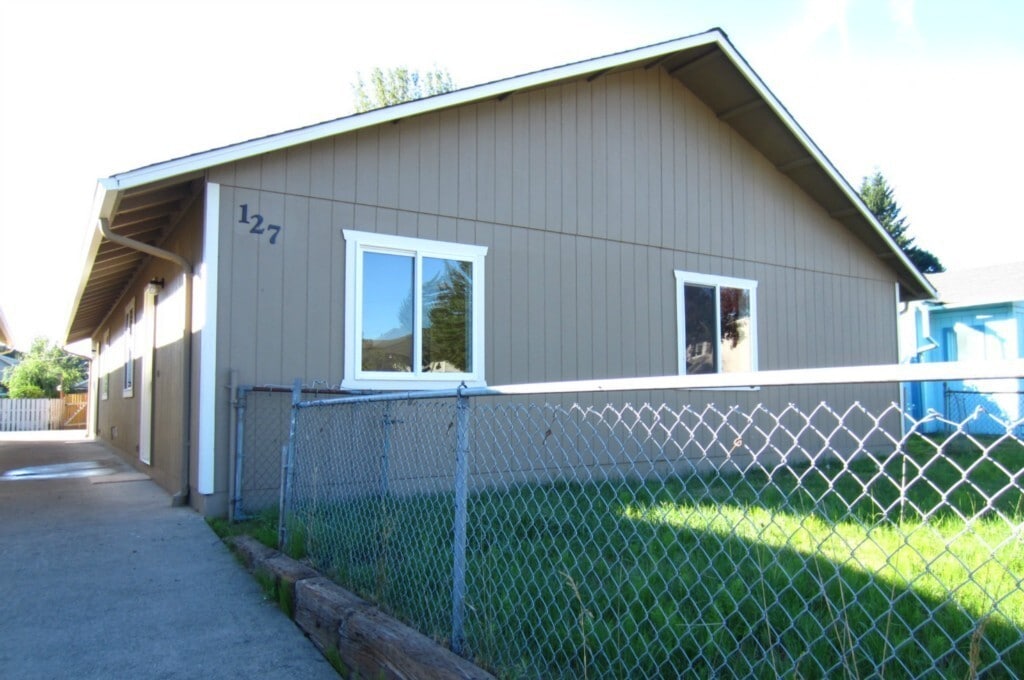 Primary Photo - 127 17th Ave