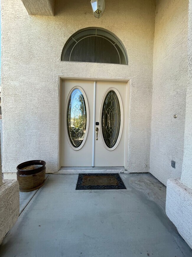 Foto del edificio - Beautiful 5 bedroom, 2 story home in the h...