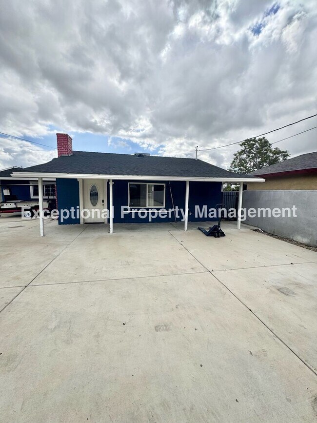 Foto del edificio - 8047 Laurel Ave