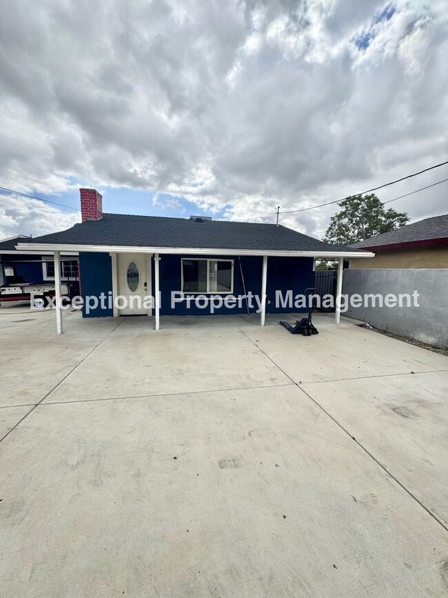 Building Photo - 8047 Laurel Ave