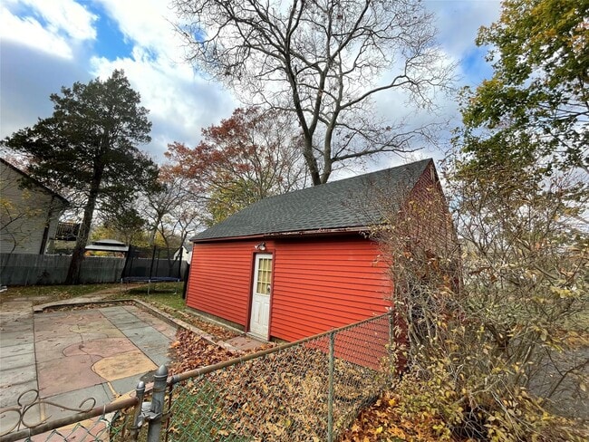 Building Photo - 77 Pineaire Ave