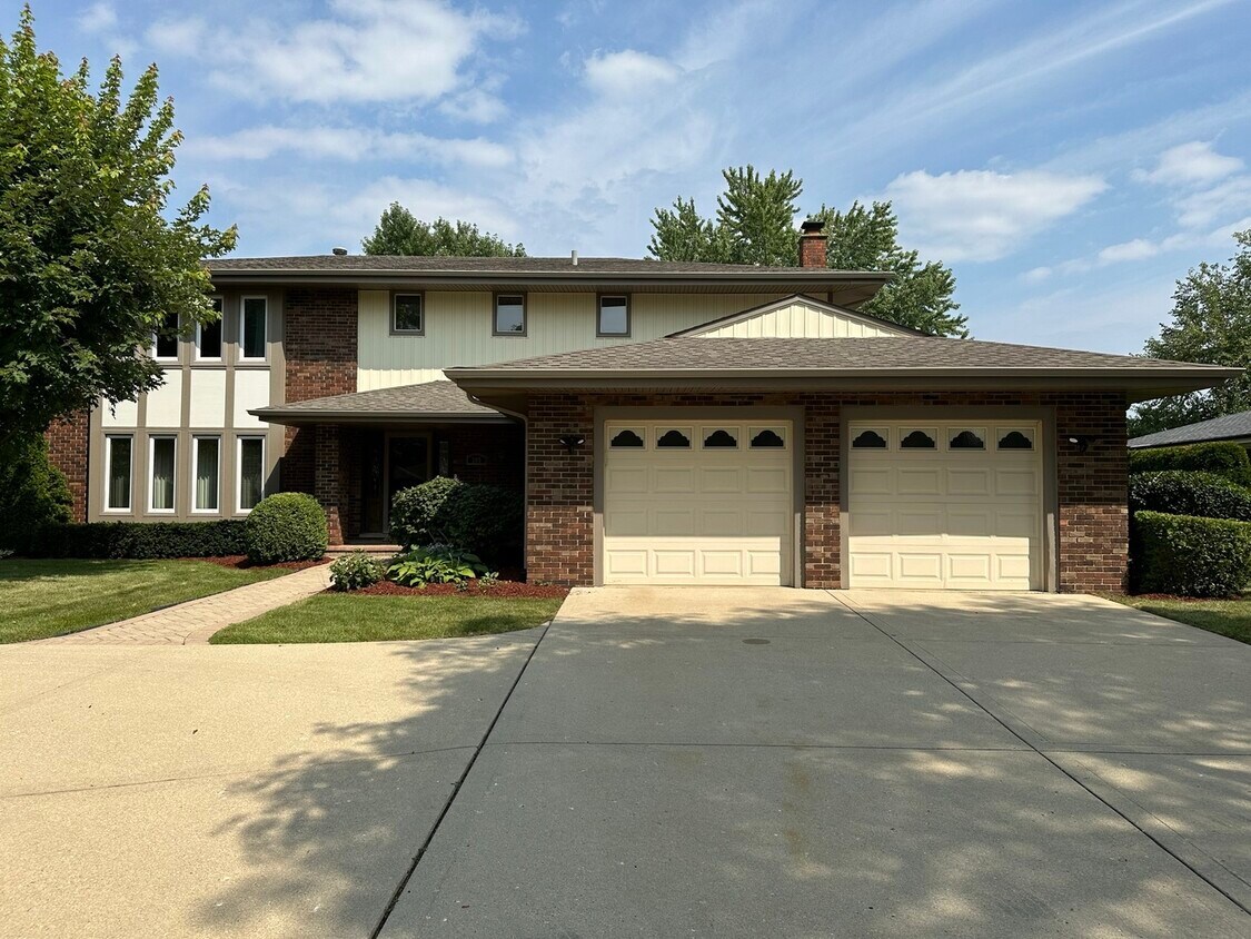 Primary Photo - 305 Mendon Ln