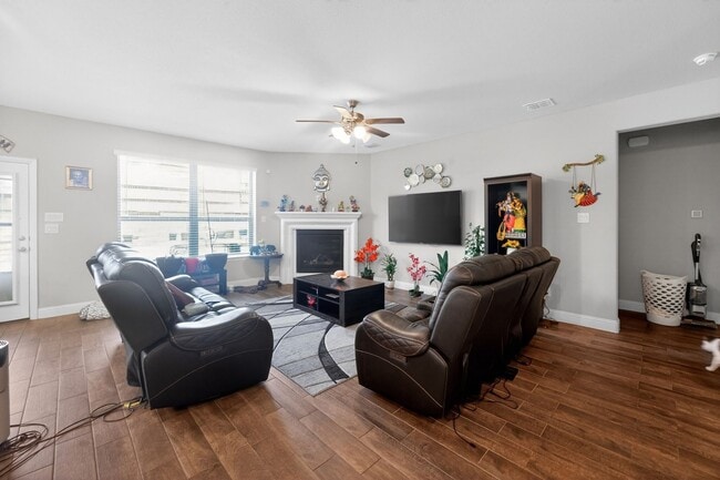 Foto del edificio - 6200 Marigold Dr