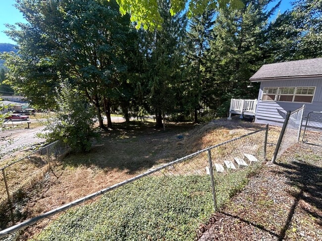 Building Photo - Two Bedroom One Bathroom House for Rent with Large Yard