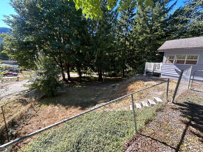 Foto del edificio - Two Bedroom One Bathroom House for Rent with Large Yard