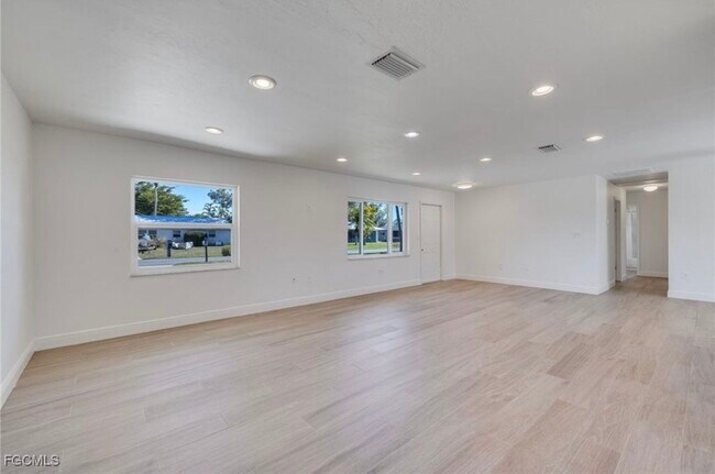 Foto del edificio - 7171 Drake Dr