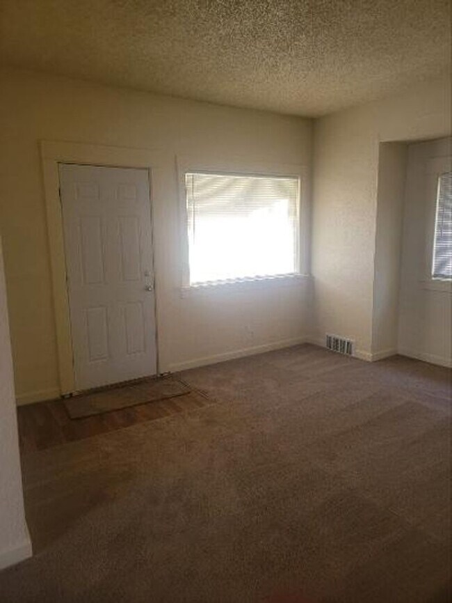 Building Photo - UPS Area 3 Bedroom