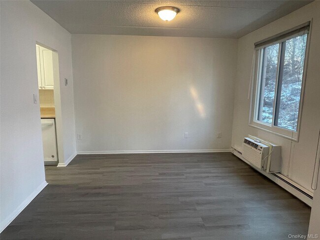 Building Photo - 130 Colonial Pkwy