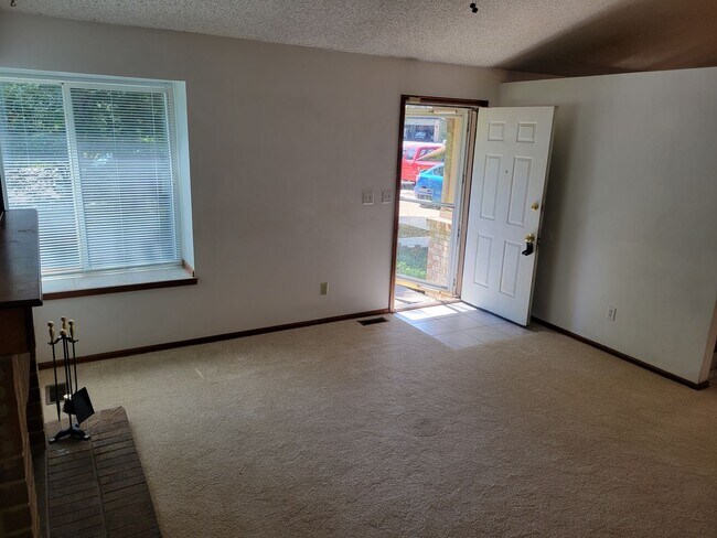 Foto del edificio - 4 Bed, 2.75 Bath with A/C! - MileStone Rea...
