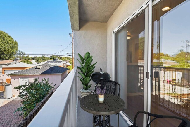 Foto del edificio - 3 Bedroom 2 Bath Apartment