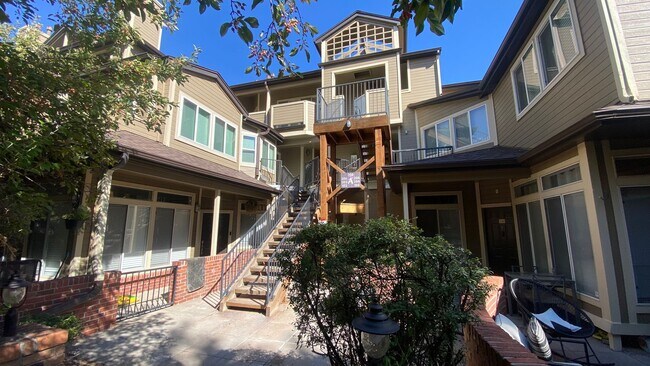 Building Photo - **Adorable Updated 2 bed 2 bath Condo for ...