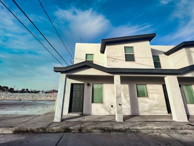 Building Photo - Mission Valley 3 Bedroom 2.5 Bath Townhome