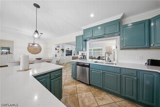 Building Photo - 2473 Poinciana St