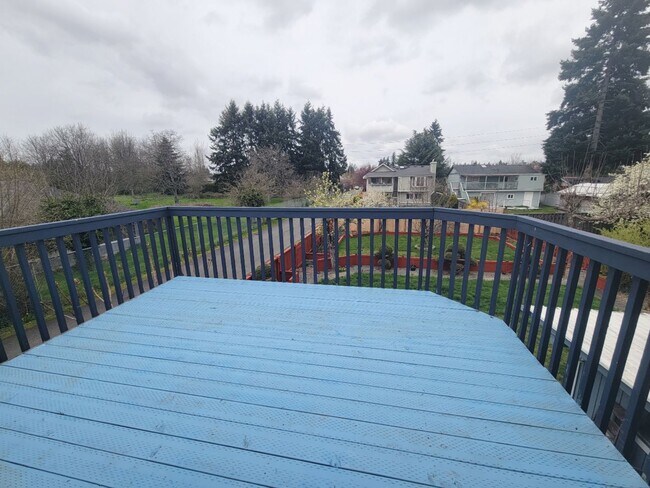 Building Photo - Spacious 4 Bedroom Home in S.Tacoma, Available Now!