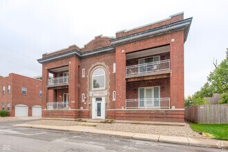 Building Photo - 655 E 24th St