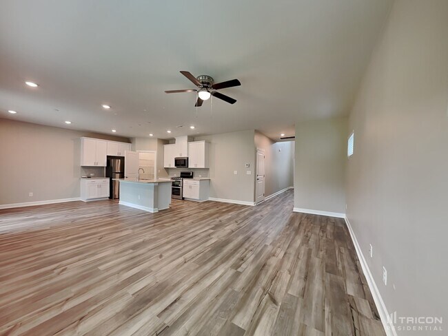 Building Photo - 4013 Woodland View Dr
