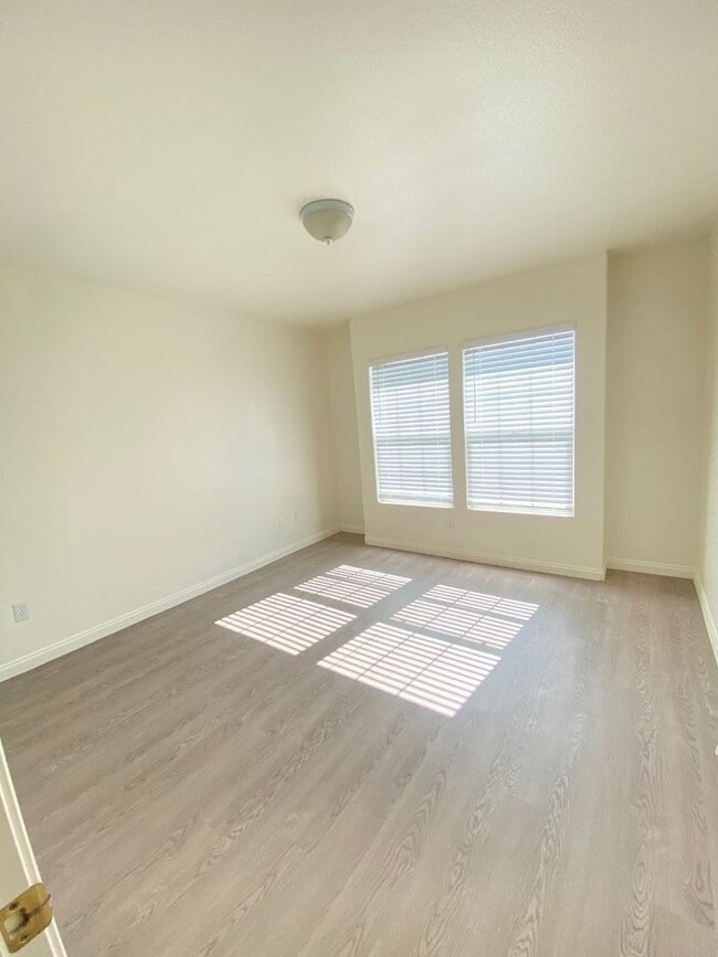 Building Photo - AVAILABLE NOW $500 off First Month Rent