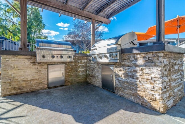 Building Photo - The Crossings