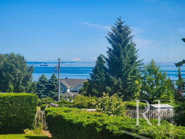 Building Photo - Coastal 3-Bed Home with Stunning Puget Sou...