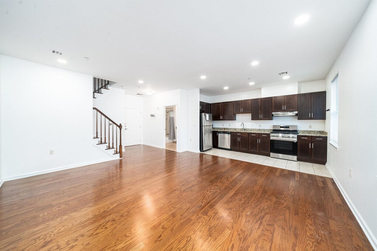 Primary Photo - 1209 Summit Ave