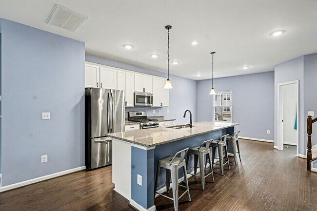 Foto del edificio - 2444 Drake Ln