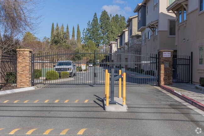Entrada - Poetry Garden Townhomes