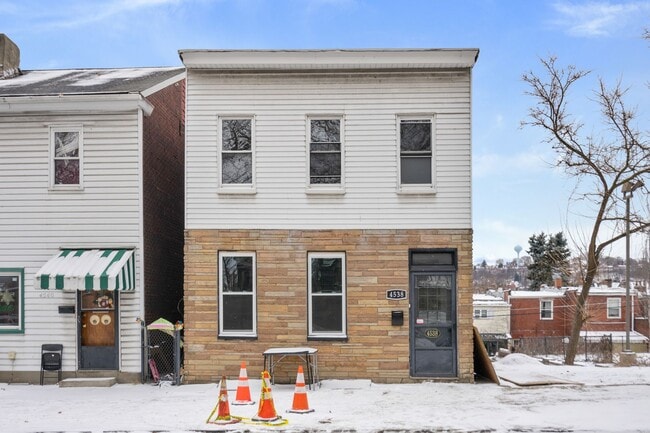 Building Photo - 3 bedroom 2 bath - newly updated, central air, GREAT LOCATION