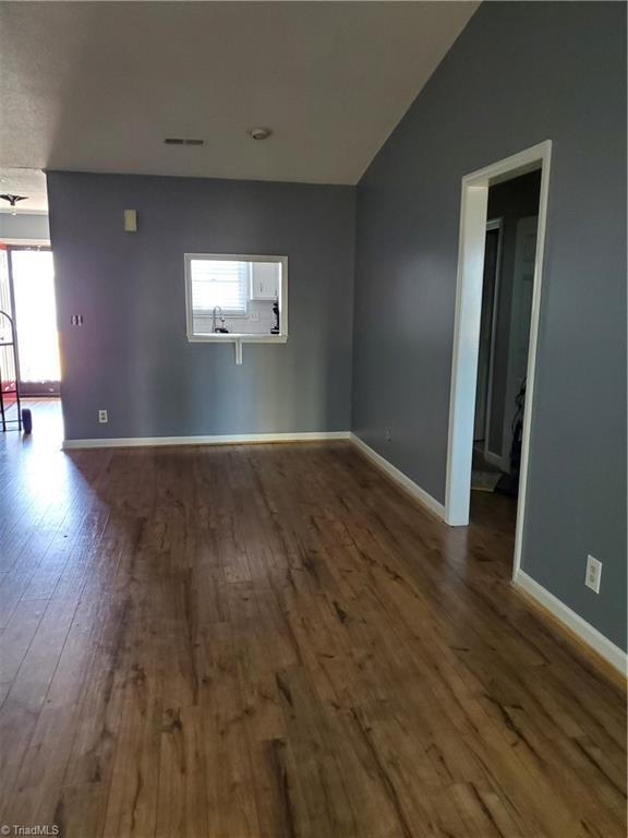 Foto del edificio - "Charming 2-Bed, 2-Bath Condo Retreat in Prime Winston-Salem Location"