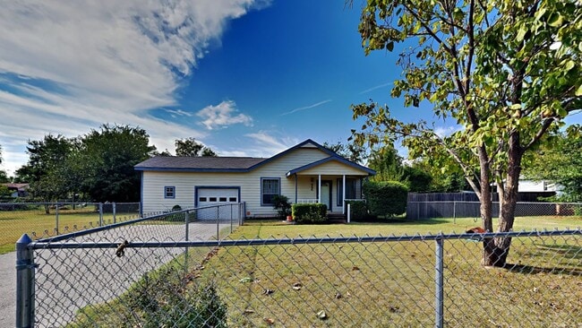 Building Photo - Welcome to this charming 3 bedroom house close to downtown Jenks!