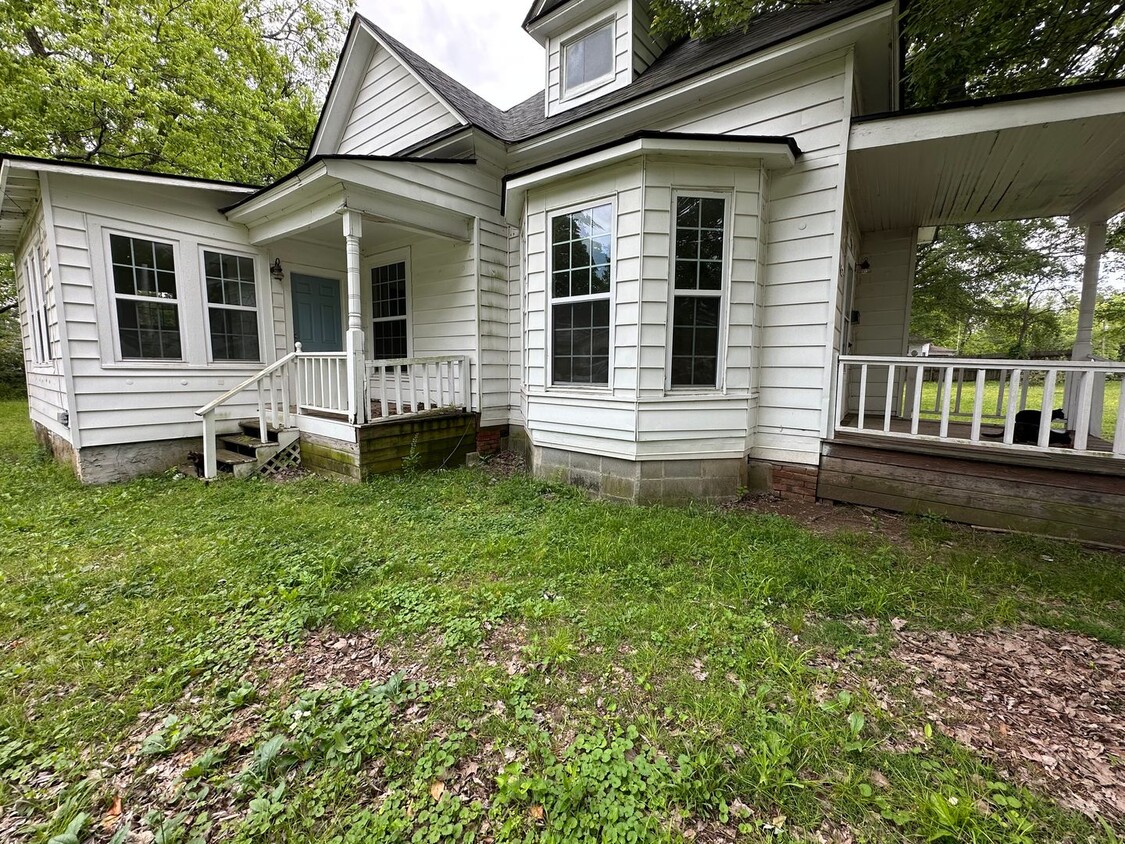 Primary Photo - Welcome to this charming 3-bedroom, 2-bath...