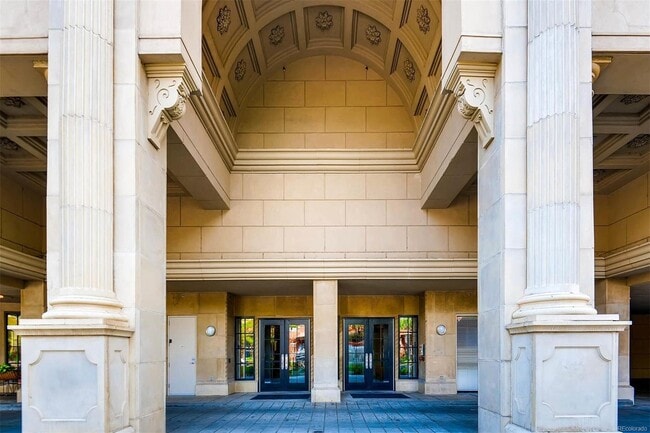 Building Photo - 2 bed/2 bath condo in Golden Triangle