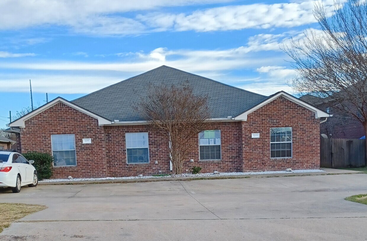 Street View/Duplex on right - 1709 Prairie Dr
